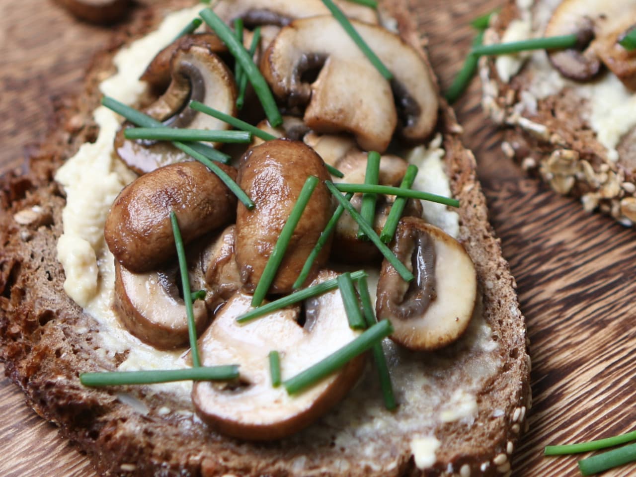 Tostadas con champiñones, hummus y cebollino