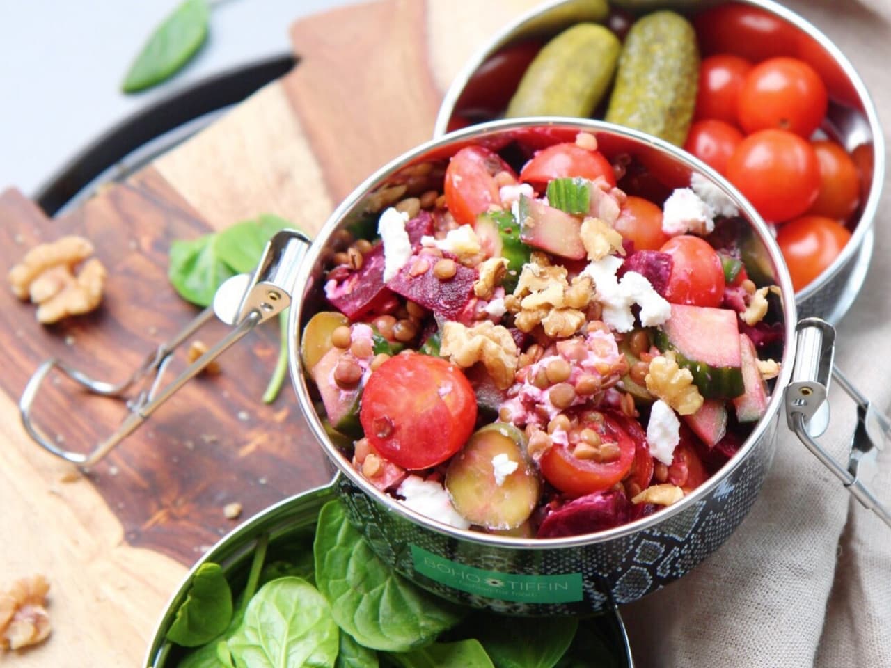 Ensalada cremosa de lentejas y remolacha con queso de cabra suave