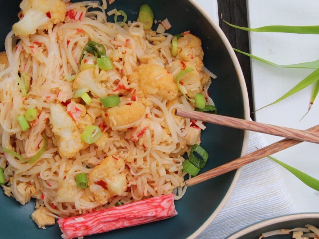 Noodle with cauliflower, salmon & crab