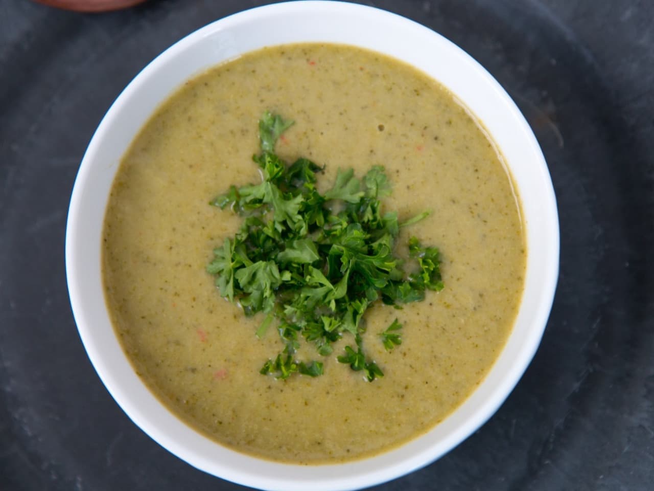 Sopa de brócoli con leche de coco