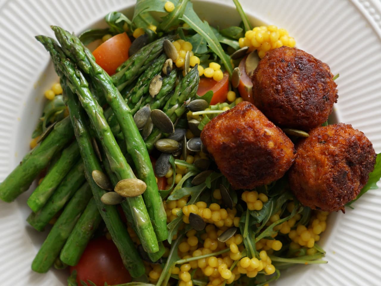 Cuscús de perla con puntas de espárragos y falafel