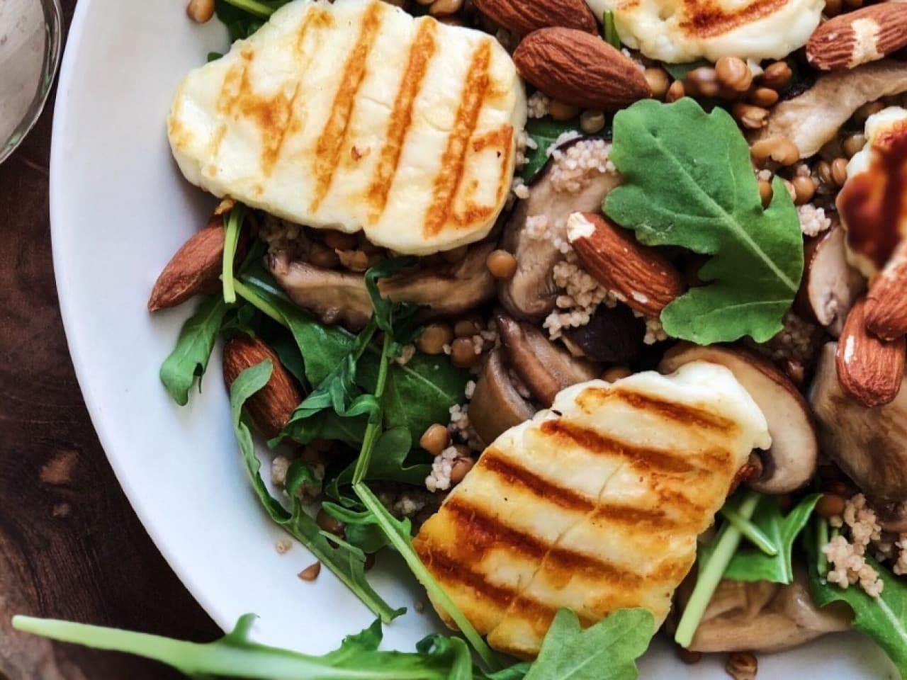 Nahrhafter, lauwarmer Linsensalat mit gegrilltem Halloumi