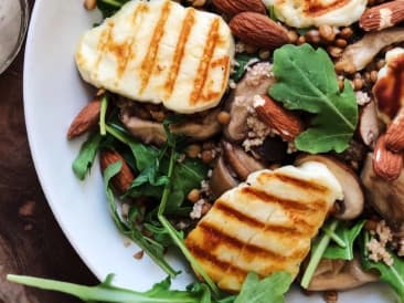 Salade de lentilles tiède nutritive avec Halloumi grillé