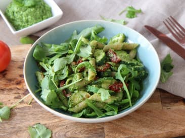 Pasta con pesto de vegetales verdes