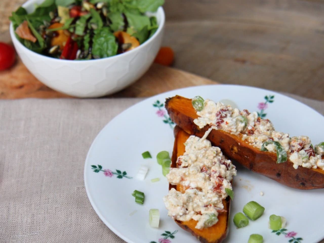 Patate douce au four avec une délicieuse salade savoureuse