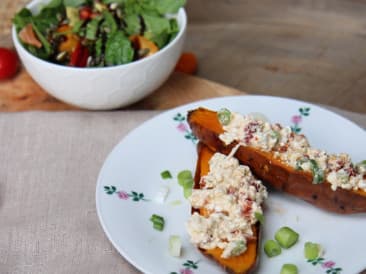 Gepofte zoete aardappel met een heerlijke lekkere salade