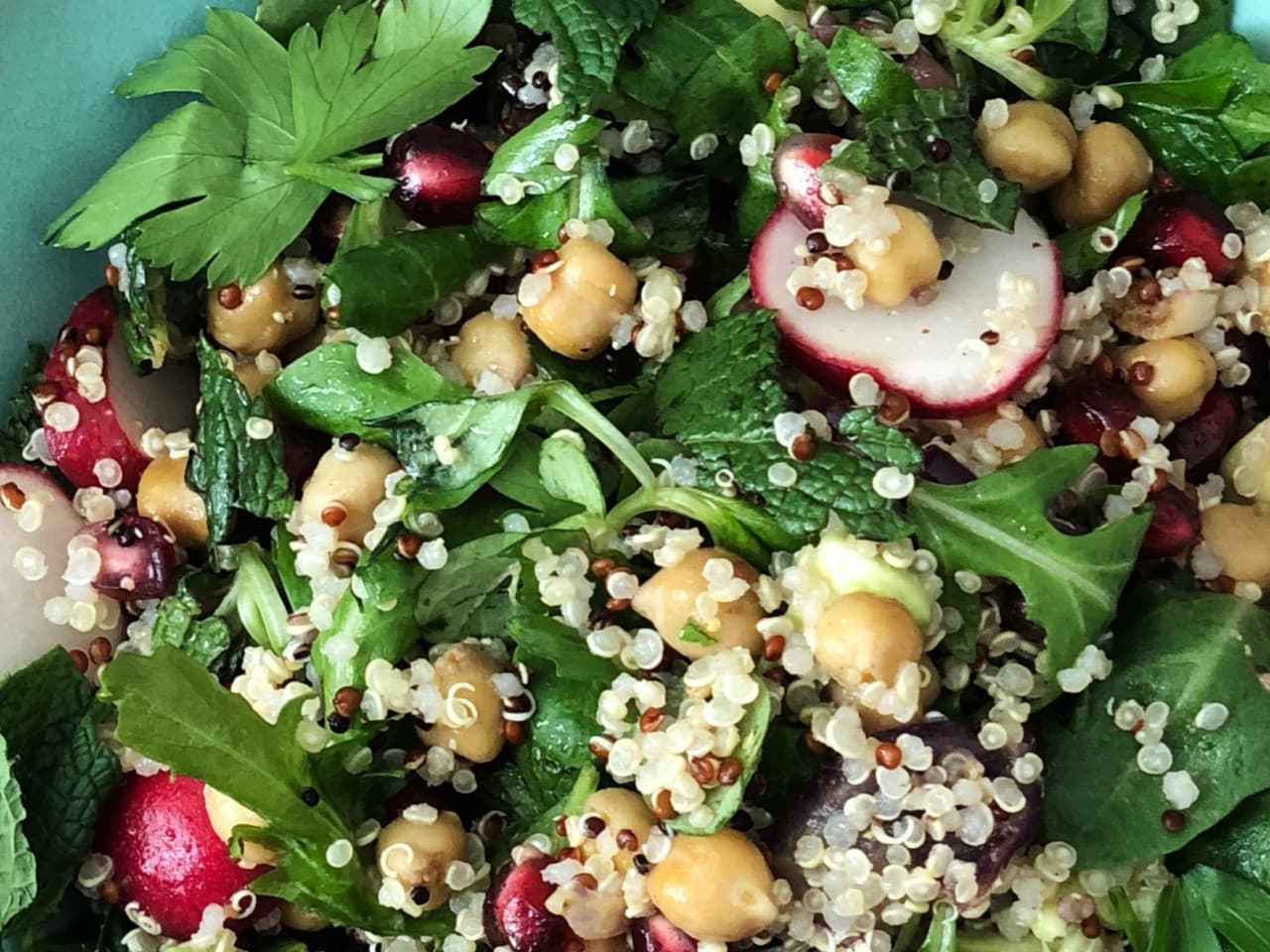 Fresh salad with quinoa & pomegranate