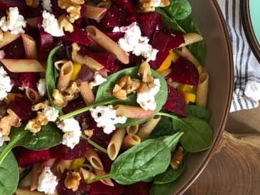 Sommernudelsalat mit Rüben-Ziegenkäse