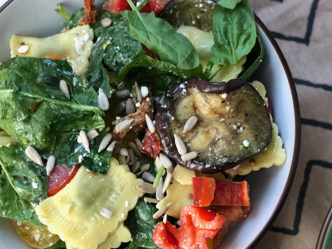 Ravioli salade met spinazie en gegrilde aubergine