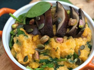 Portobello festivo del horno con calabaza y espinacas