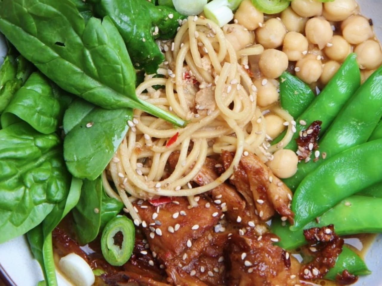 Ramen japonais avec des morceaux de sucre croustillant