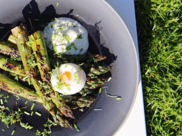 Gegrilde groene asperges met een eitje en kip- of vegaburger