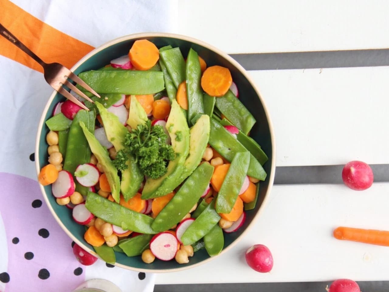 Ensalada de temporada con guisantes y zanahorias