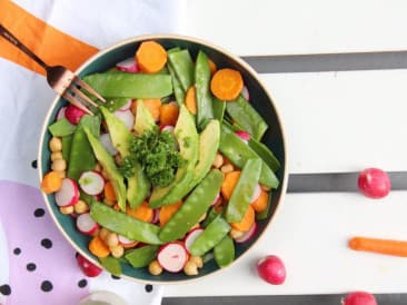 Seasonal salad with snow peas and carrots