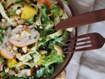 Salade de pâtes à la mangue et au poulet fumé