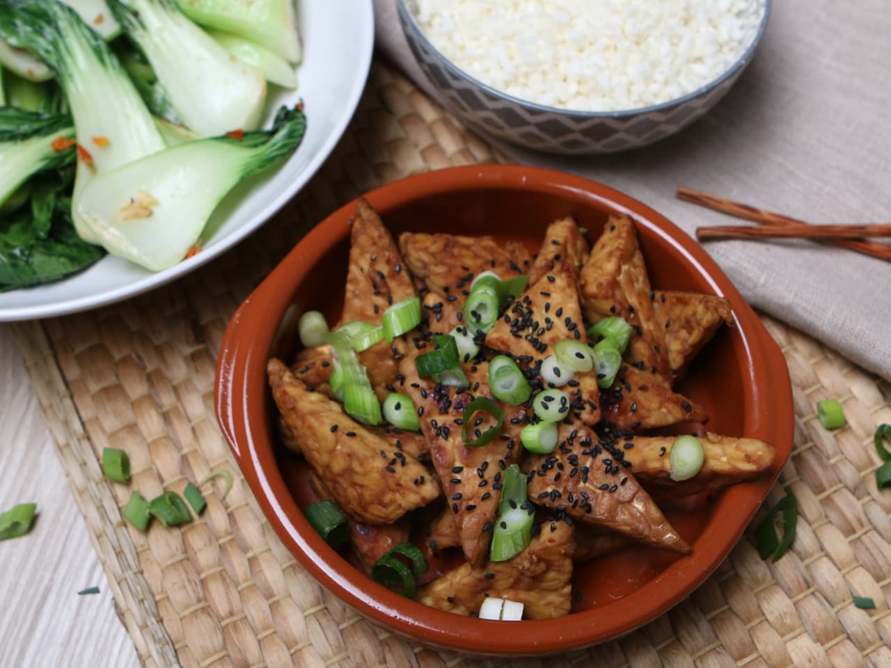 Teriyaki Tempeh avec bok choy et riz au chou-fleur