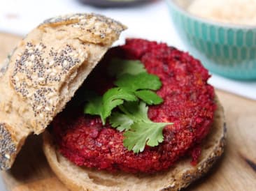 Kleurrijke bietenburgers met gezonde ‘friet’