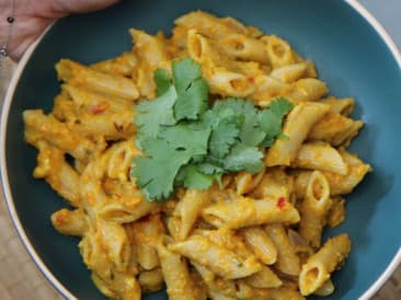 Pasta cremosa de una sartén con calabaza