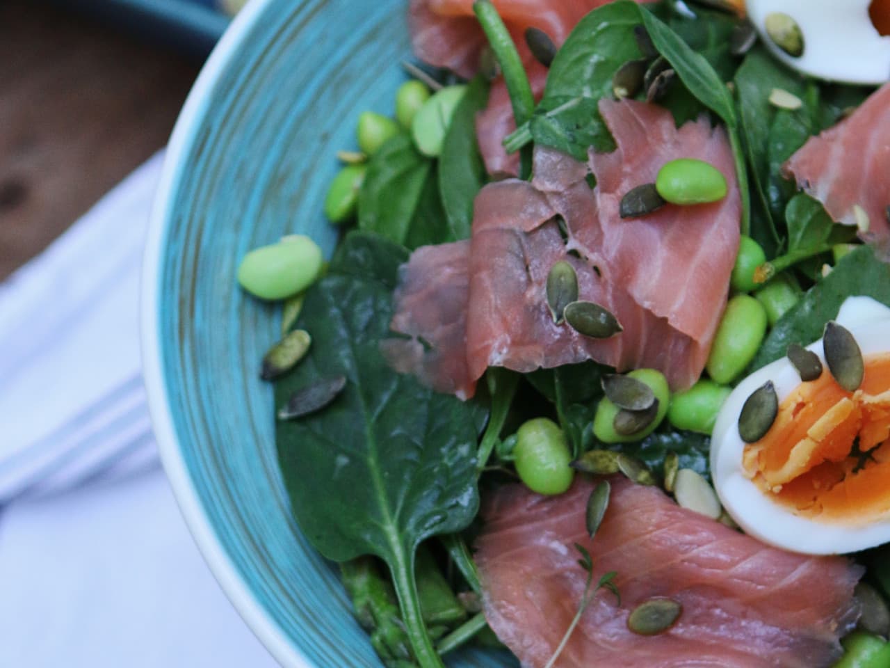 Ensalada con salmón ahumado y papas fritas