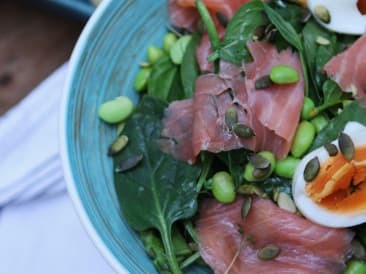 Powersalade met gerookte zalm en gebakken krieltjes