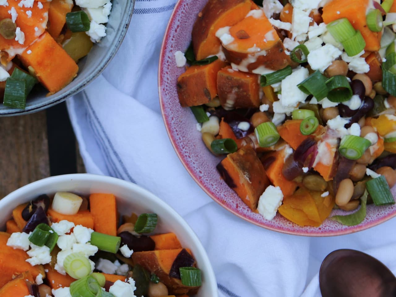 Zoete aardappelsalade met romige dressing