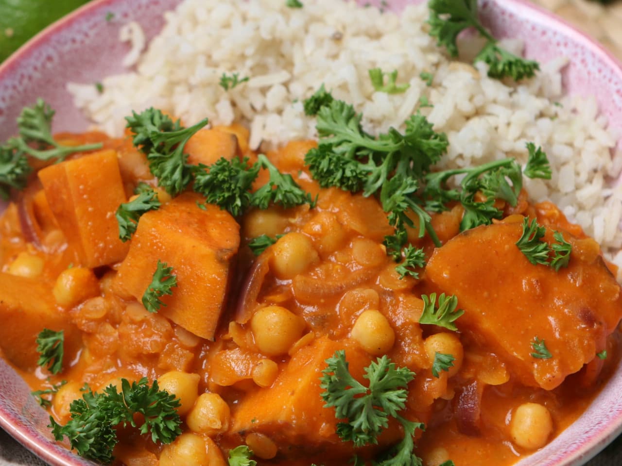 Curry con lentejas rojas y leche de coco