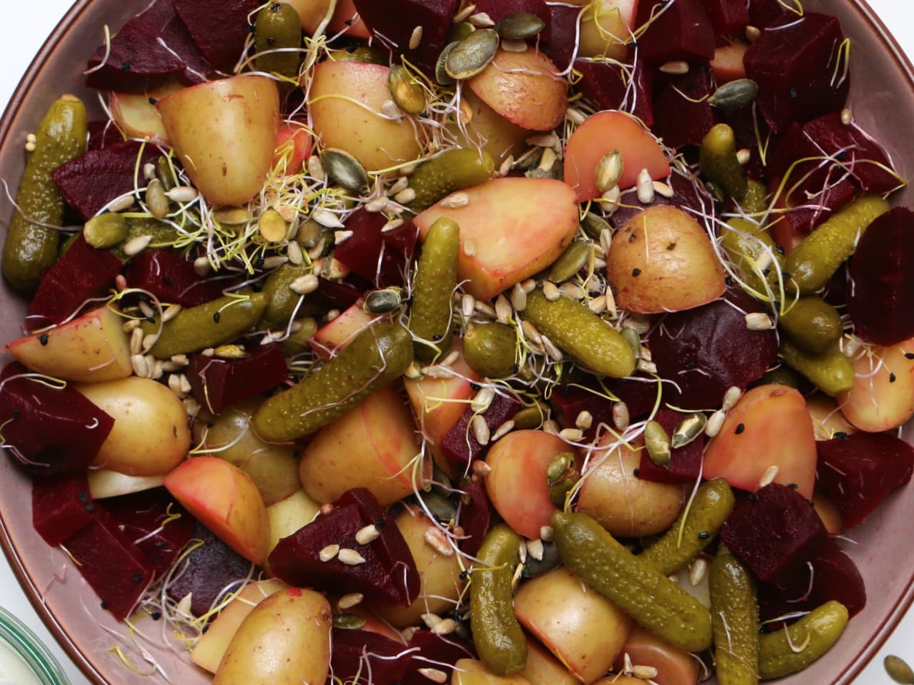 Ensalada de remolacha con papas baby y aderezo cremoso