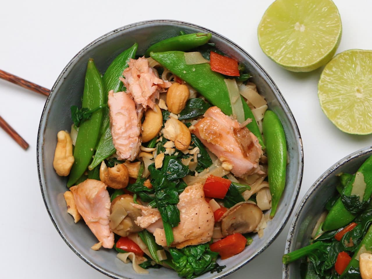 Fideos con salmón y salsas de azúcar