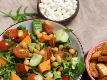 Salade met zoete aardappel, geitenkaas bolletjes en Tempeh