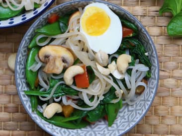 Fideos vegetarianos con champiñones castaños