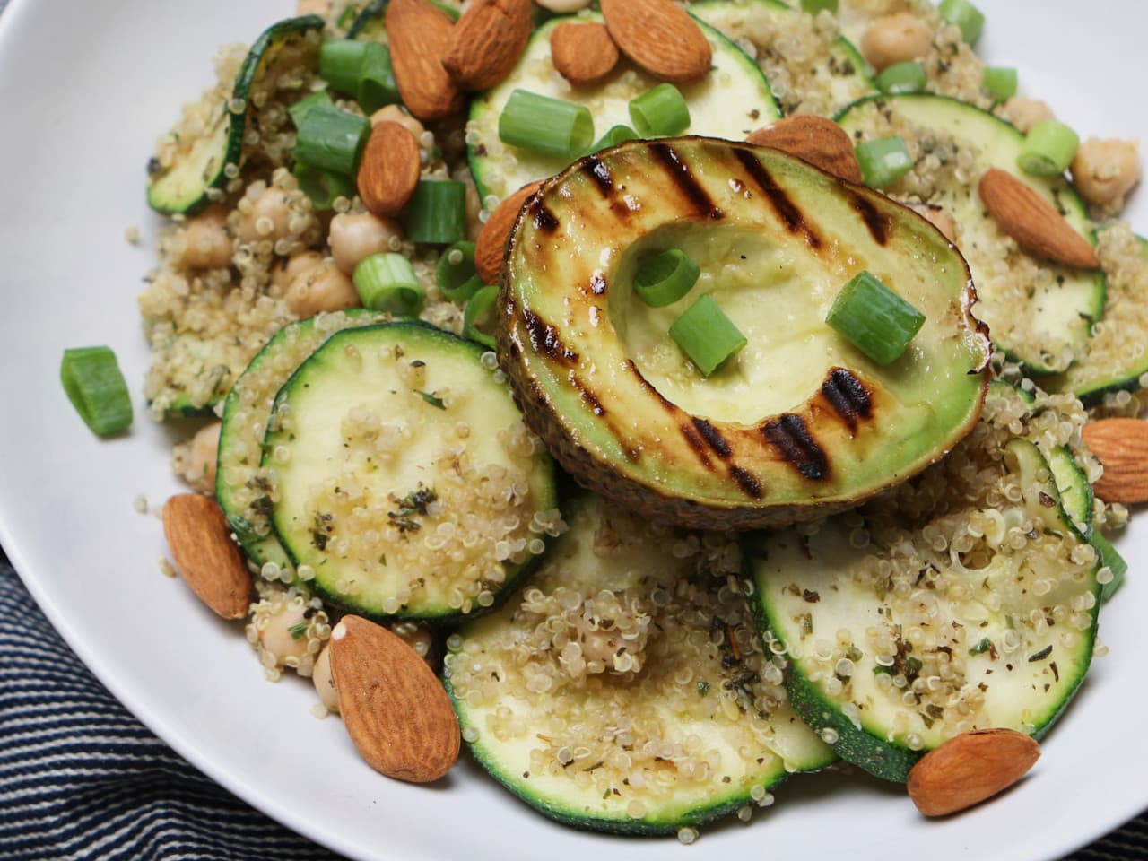 Quinua picante con aguacate a la parrilla