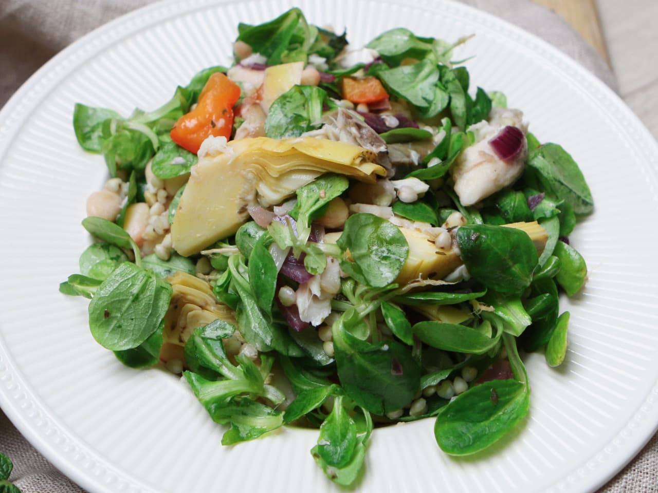 Ensalada de trigo sarraceno con caballa y alcachofa