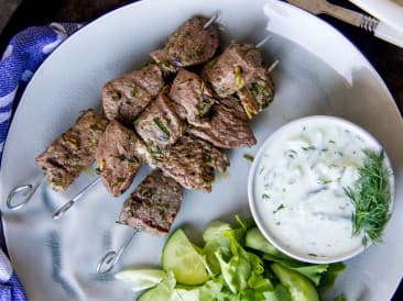 Brochettes d'agneau à la grecque avec tzatziki