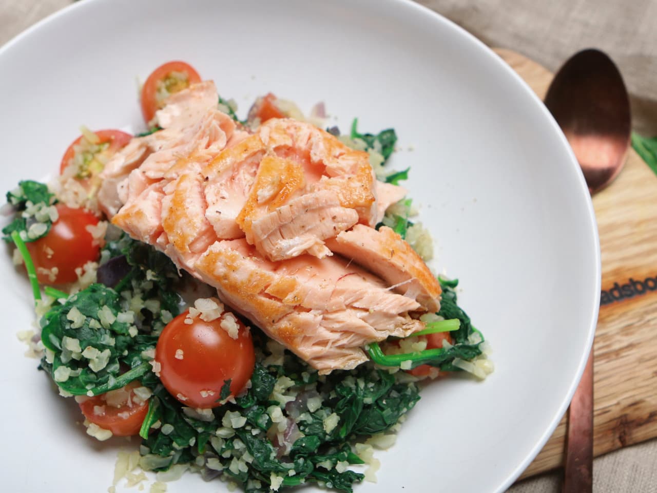 Salmón al horno con arroz de coliflor y espinacas al wok