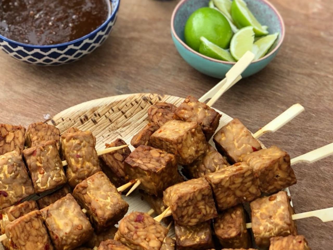 Tempeh satay vegano con salsa satay casera