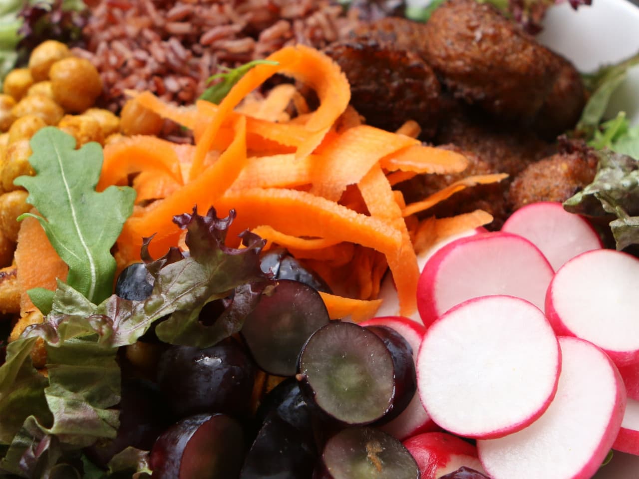 Surprising falafel bowl with red grapes & creamy avocado dressing