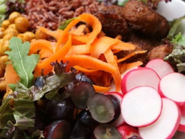 Surprising falafel bowl with red grapes & creamy avocado dressing