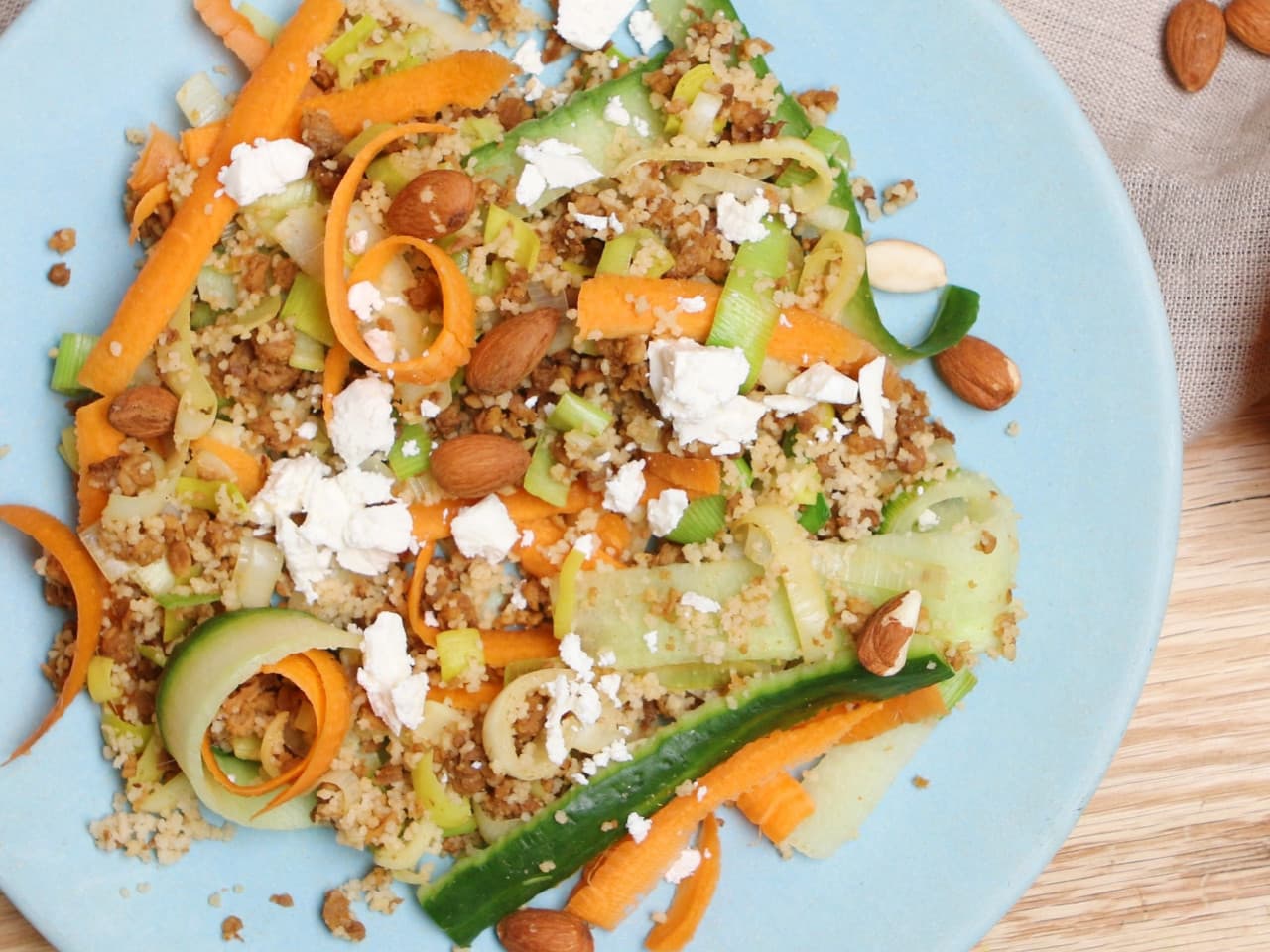 Ensalada de cuscús fresco con carne picada (vegetariana) y queso feta