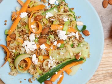 Salade de couscous frais avec viande hachée (végétarienne) et feta