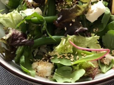 Zomerse, frisse groene salade met avocadodressing