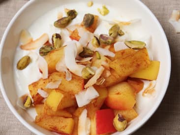 Requesón con manzana al horno, coco tostado y pistachos