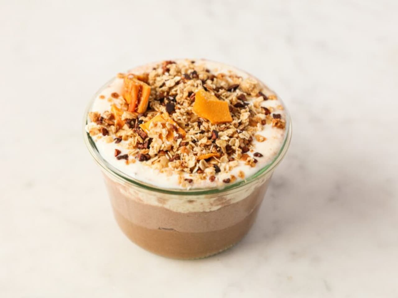 Mousse au chocolat végétalienne avec granola