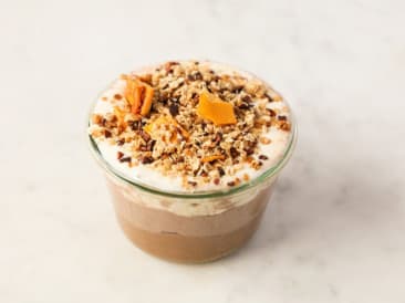 Mousse de chocolate vegano con granola