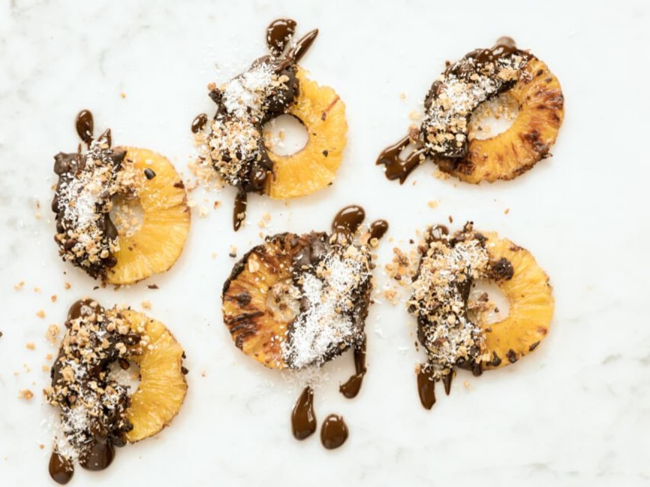 Collation de fruits avec granola au chocolat