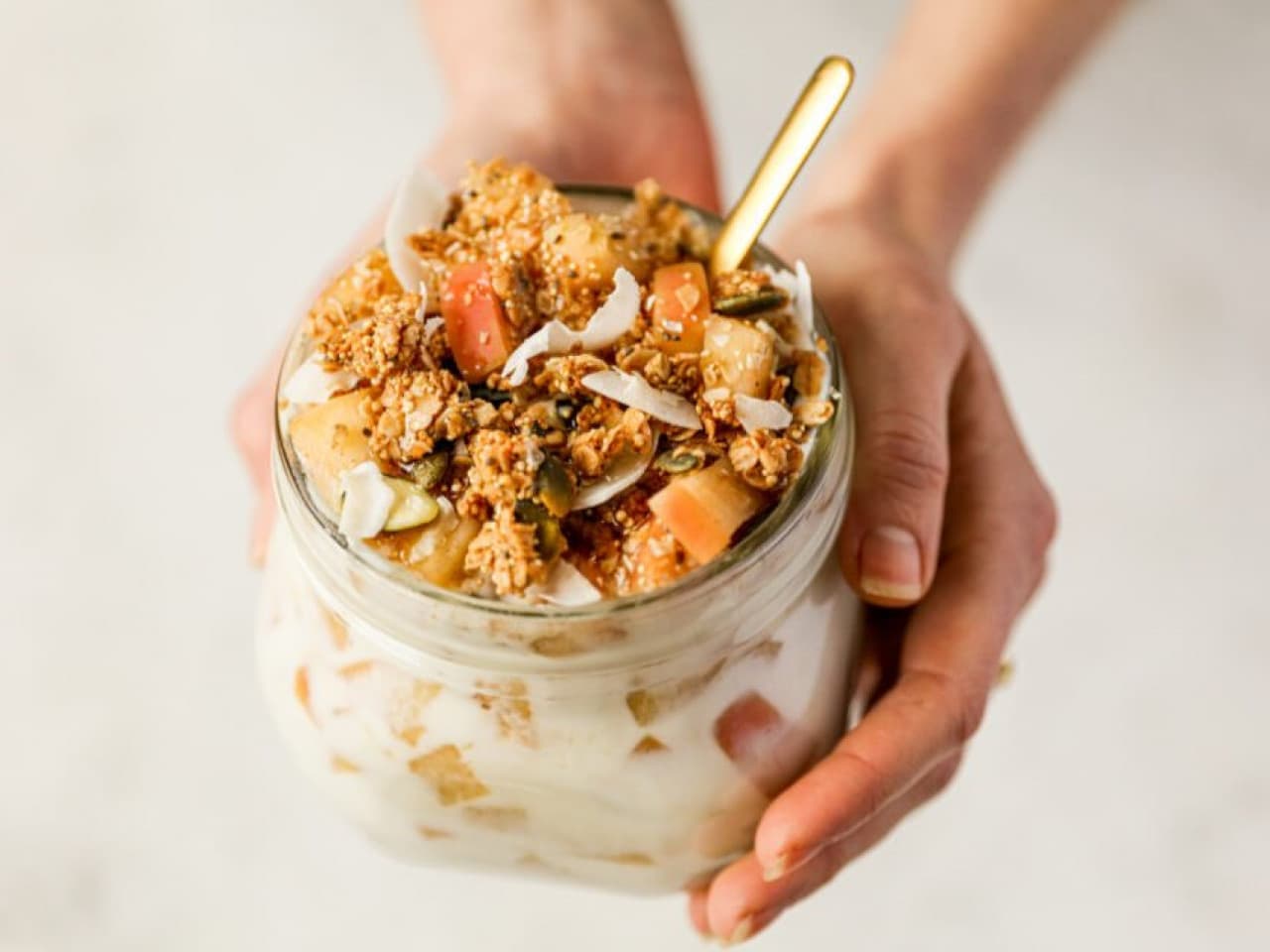 5 MINUTEN APPLE CRISP MET KOKOSYOGHURT