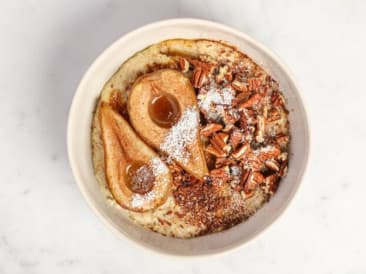 Easy Vegan havermout met gekarameliseerde peer
