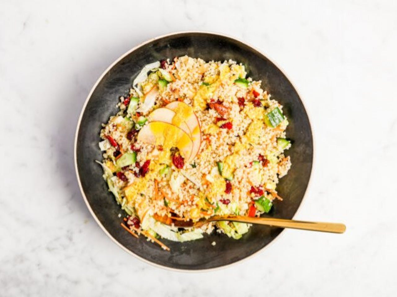 Salade de quinoa végétalienne facile avec vinaigrette à l'orange