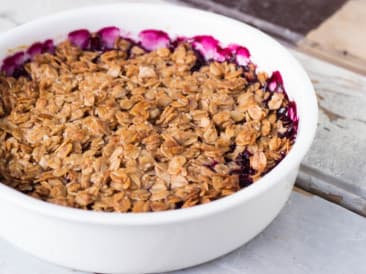 Delicioso crumble vegano con arándanos y plátano