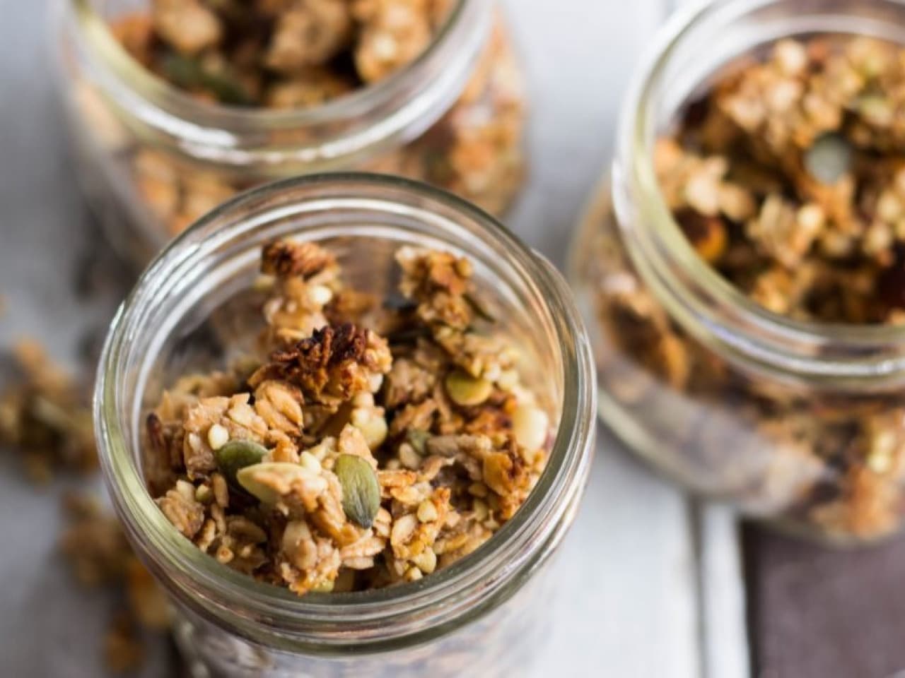 Granola vegana con plátano y nueces