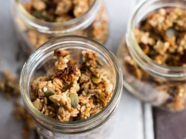 Granola vegana con plátano y nueces